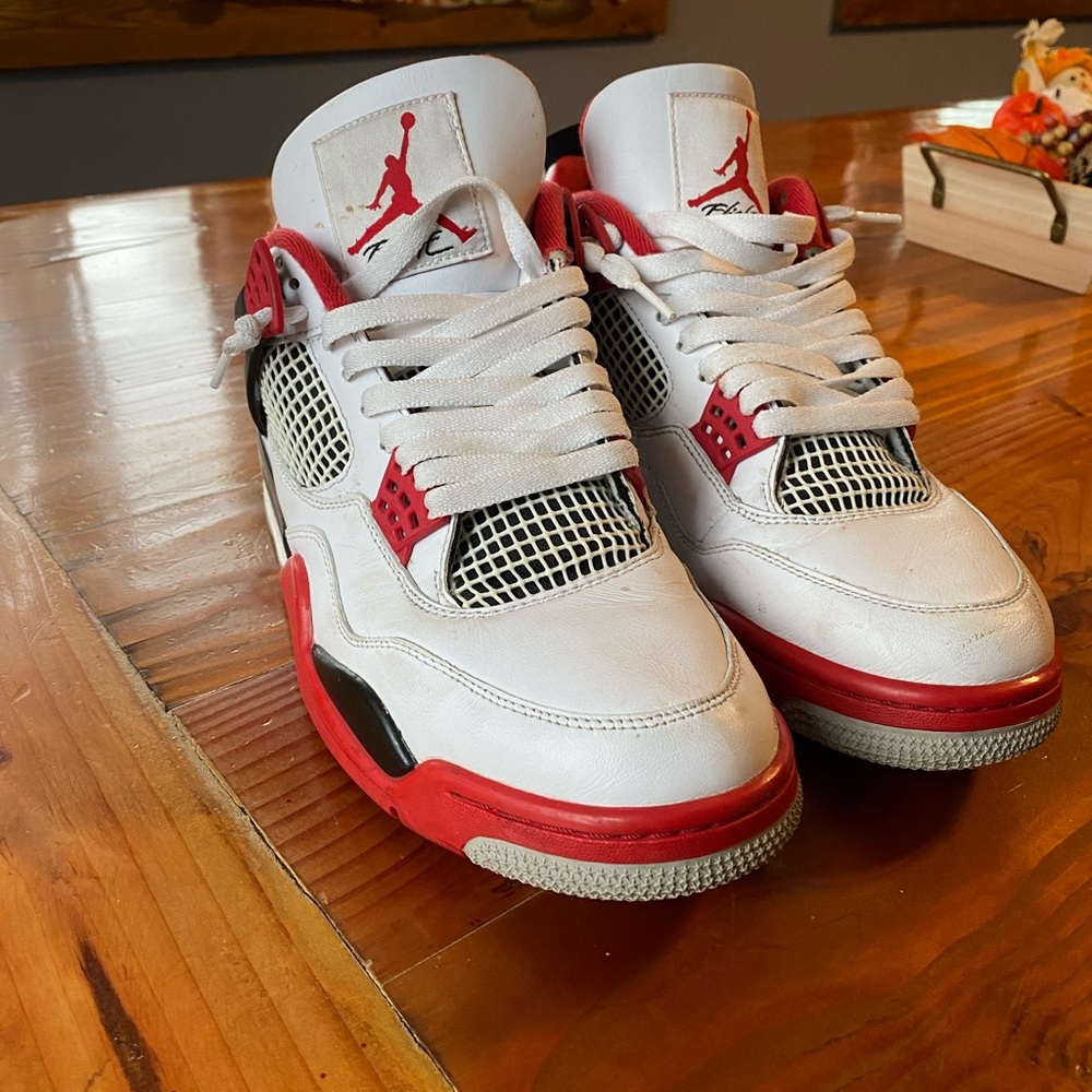 Jordan 4 fire reds